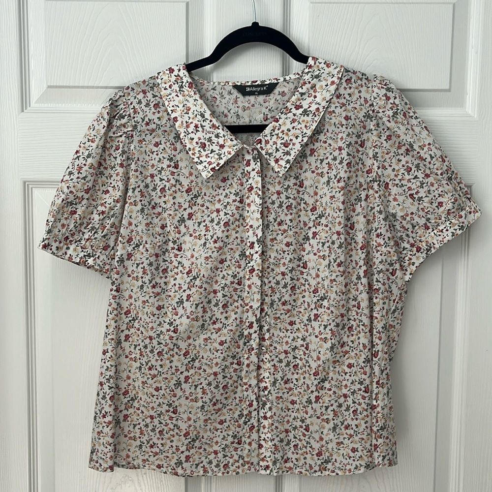 NWOT. Adorable short sleeved Blouse.